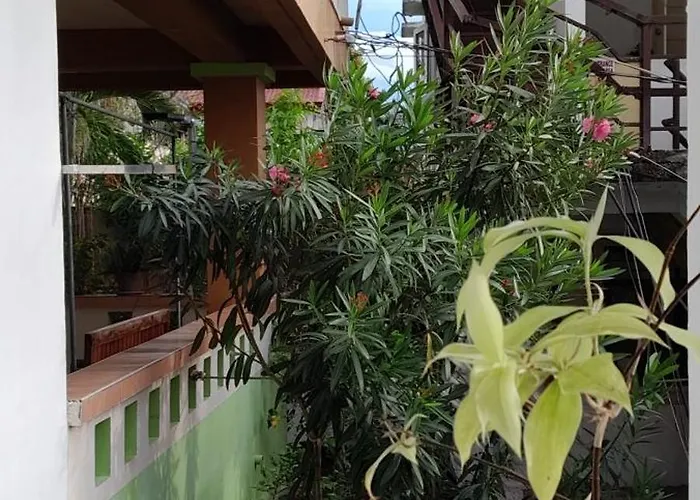 Cheap hotel: Reynaldo'S Upstairs