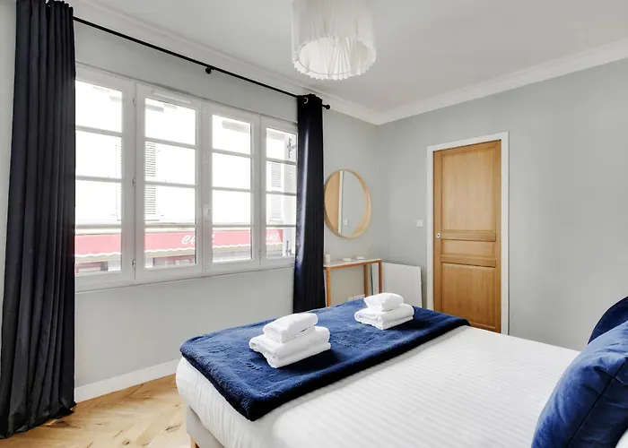 Appartement: Pick A Flat'S Apartments In Montmartre - Rue Lepic
