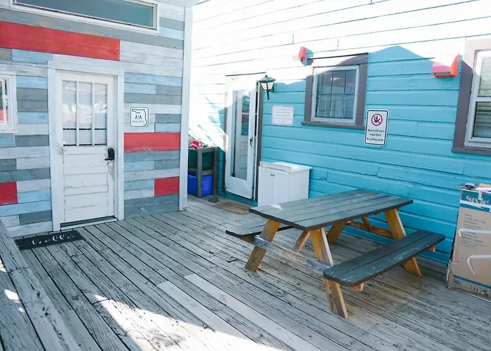 Bon Paul & Sharky'S Hostel