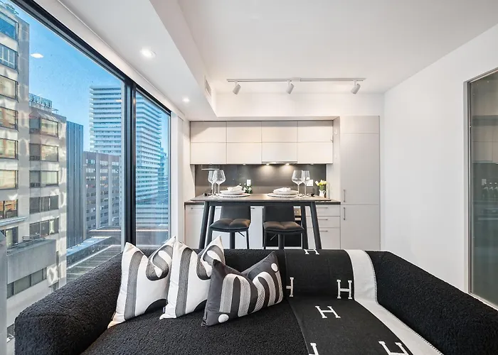 Yorkville Plaza Suites - Pool & Hot Tub