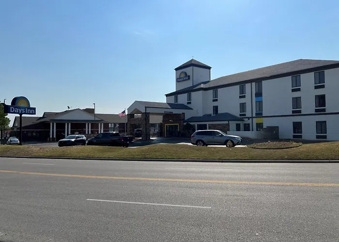3 star hotels Days Inn By Wyndham Tulsa Central