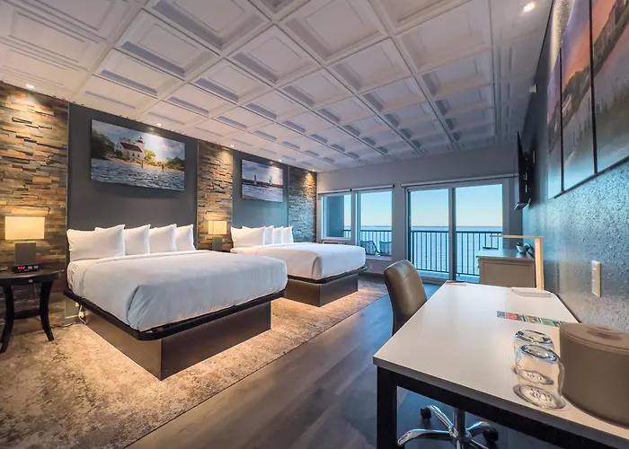 Hotel with view: Terrace Bay Hotel - Lakefront