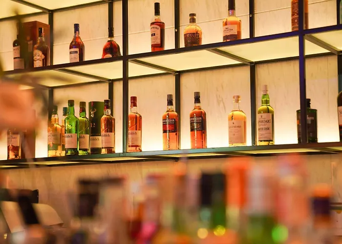 Hotel with view: Imperial Traders Elong Hotel