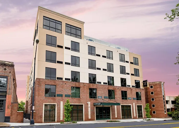 Central hotel: Courtyard Winston-Salem Downtown