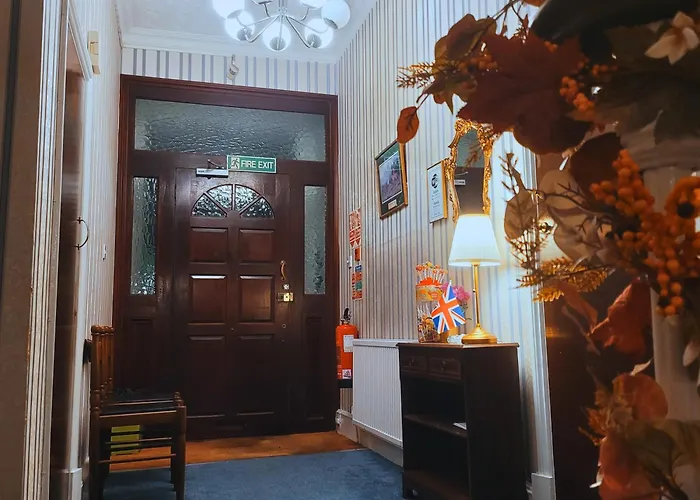 Family Hotel: Helen'S Hotel Near Wembley