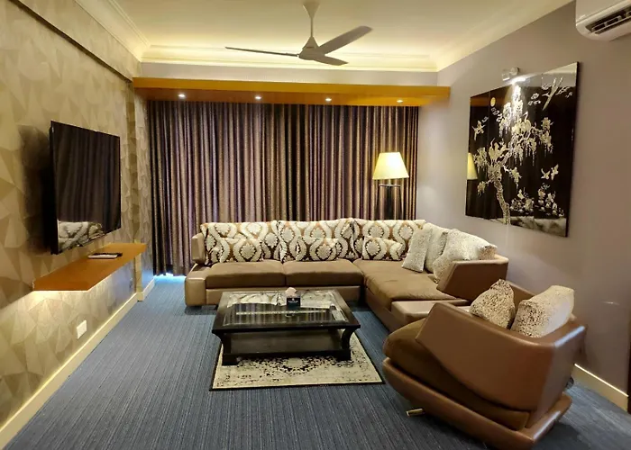 Airport Hotel: Royal Pearl Suites