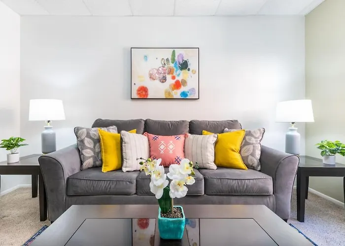 Historic Avenues Apartment Downtown