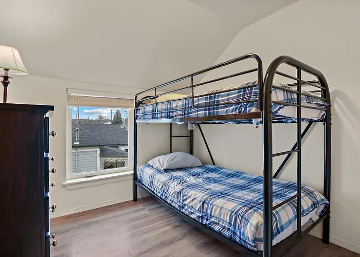 Vacation rental: Maple Leaf Manor Suites