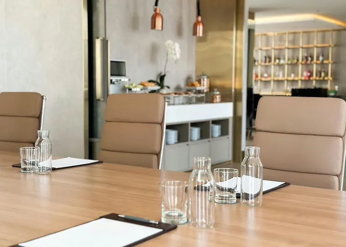 Hotel with pool: Courtyard By Marriott Bangkok