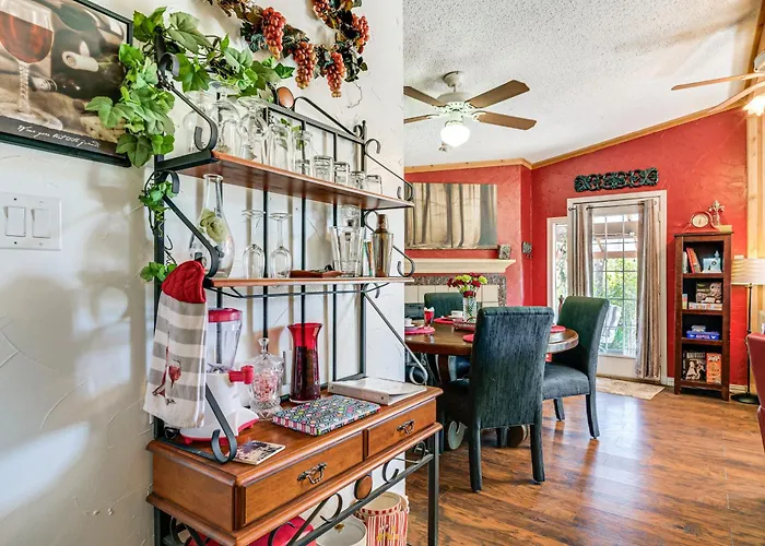 College Station Getaway With Hot Tub And Courtyard!