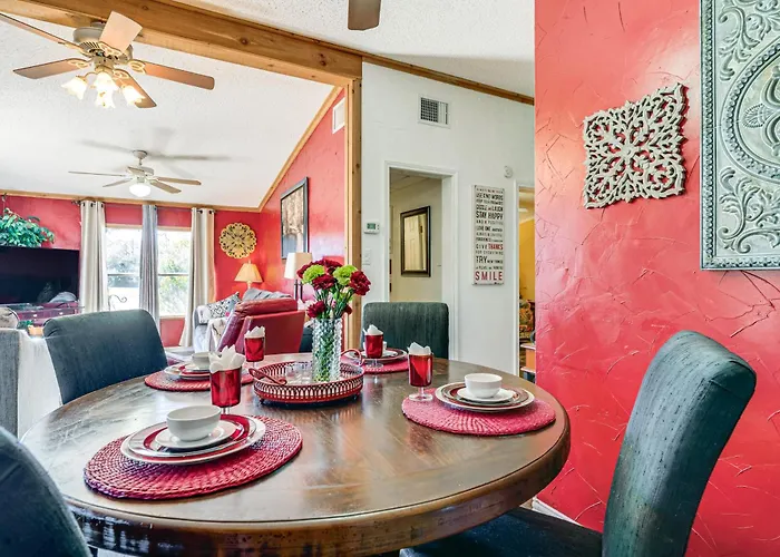 College Station Getaway With Hot Tub And Courtyard!