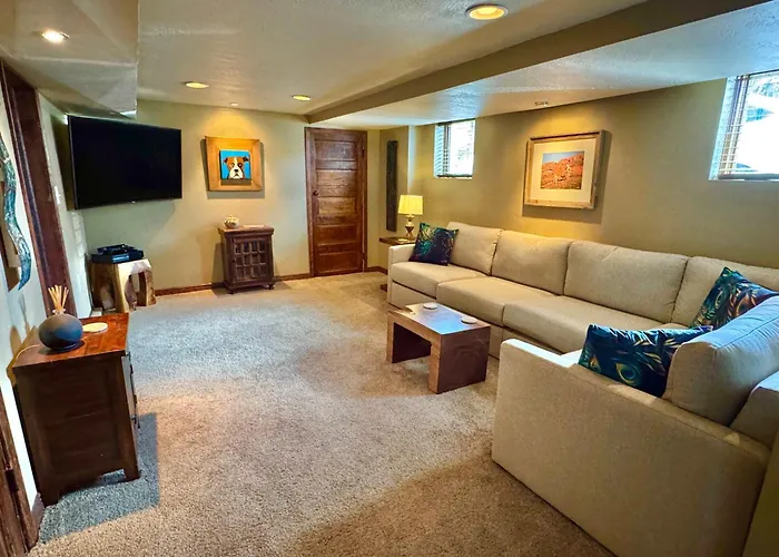 6-Bedroom Tudor In The Downtown Historic District