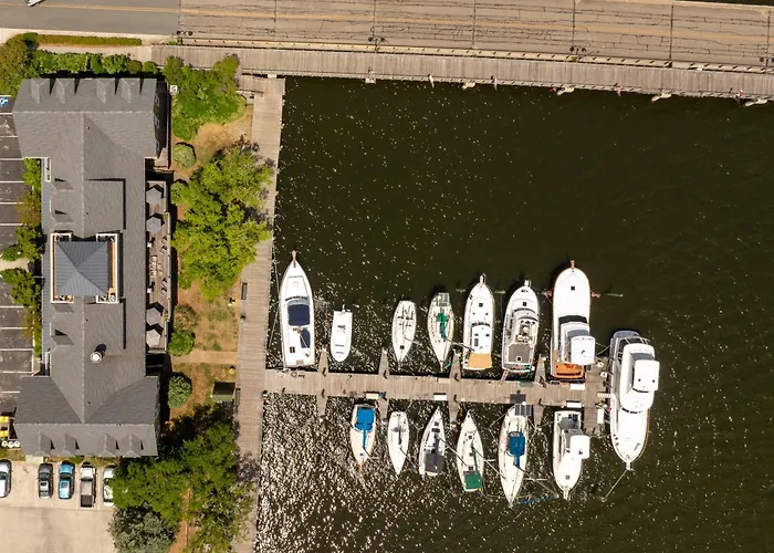 Motel: The Tranquil House Inn