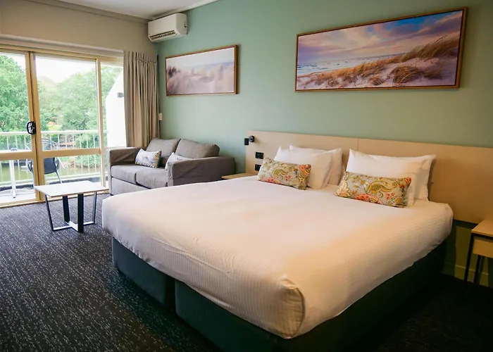 Cheap hotel: Nightcap At Hinterland Hotel Nerang