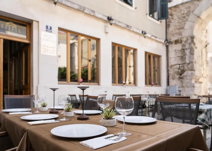 Cheap hotel: Hotel Peristil