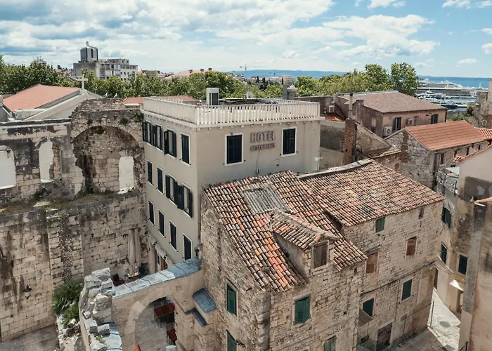 Cheap hotel: Hotel Peristil