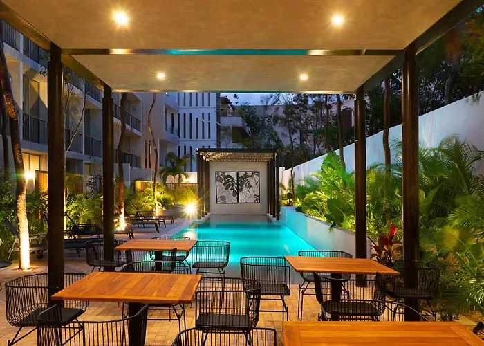 Central hotel: Stylish Condo For 4 Rooftop & Pool Access