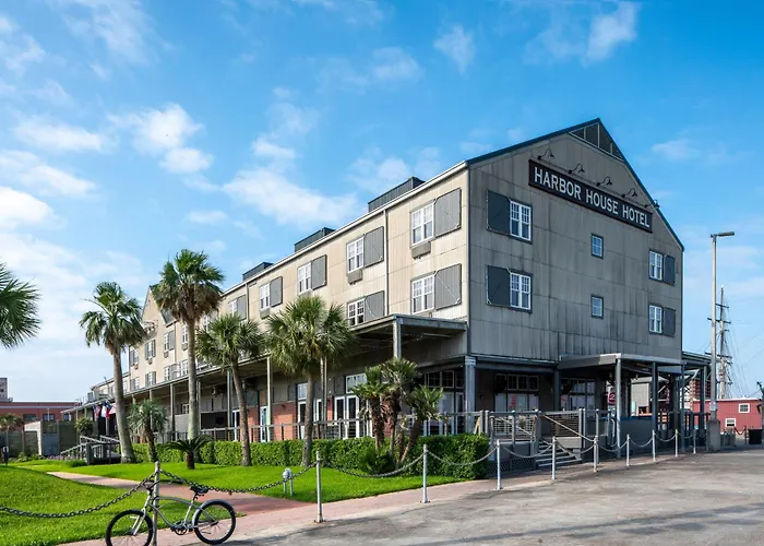 Harbor House And Marina At Pier 21