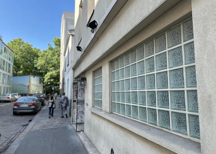 Merryl Hotel