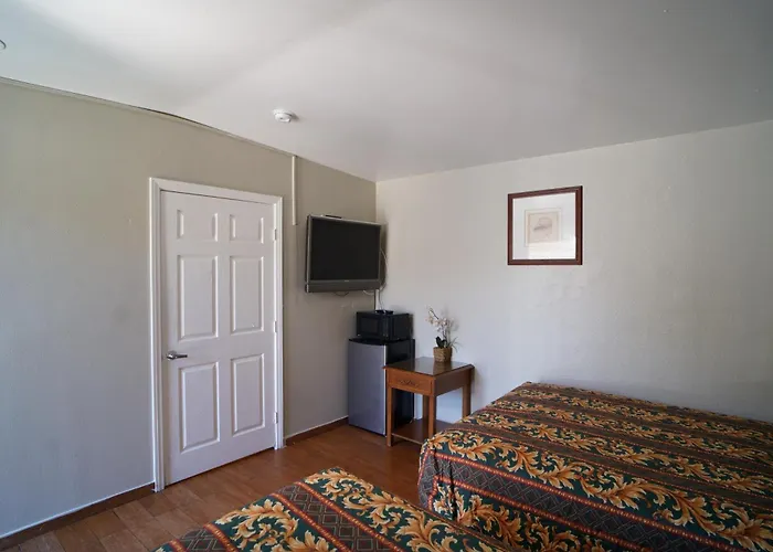 Motel: The Fly Inn Motel