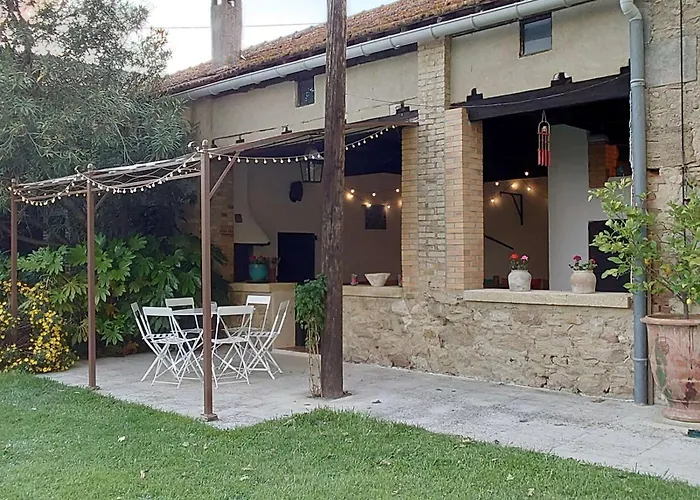 Hôtel accueillant les animaux: Château Rouge - petit château avec piscine - 8 chambres
