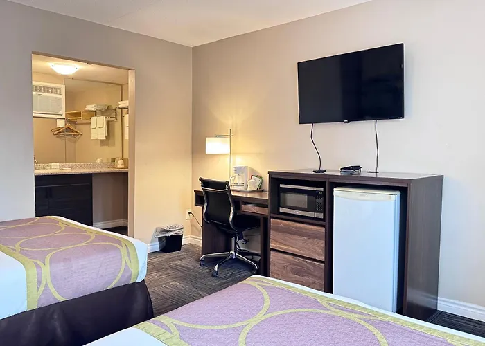 Super 8 By Wyndham Guelph