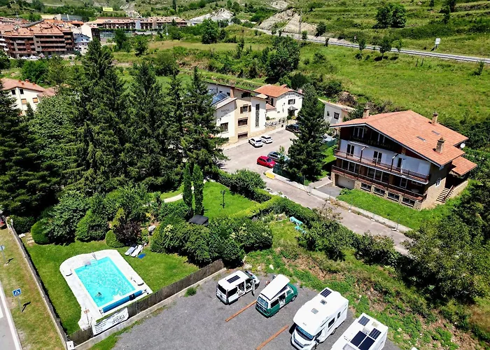 Hotel con piscina: Hostal Cal Batista