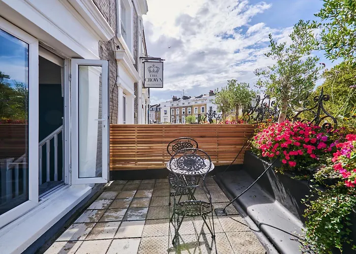 Villa: The Crown Pub & Guesthouse