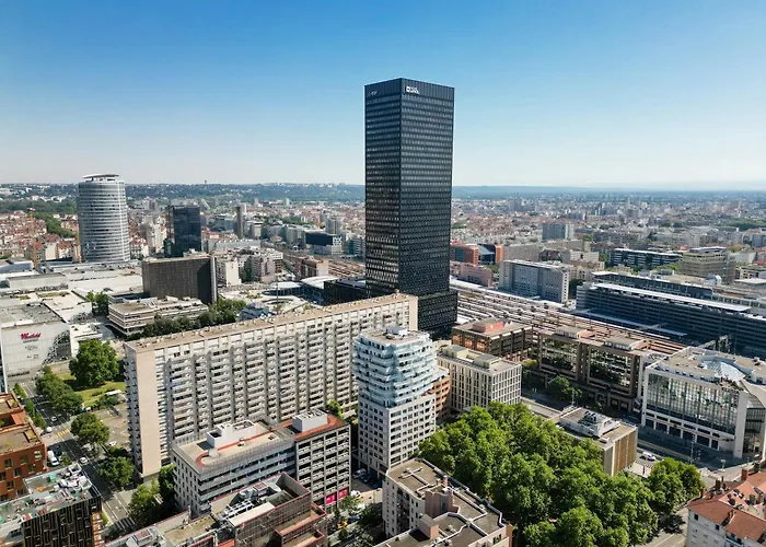 Hôtel avec piscine: Néméa Appart Hotel Résidence So Cloud