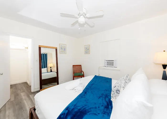Beach hotel: Tropic Isle Hotel & Apartment
