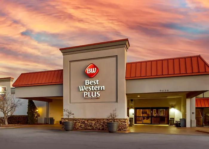 Hotel with pool: Best Western Plus Madison-Huntsville Hotel