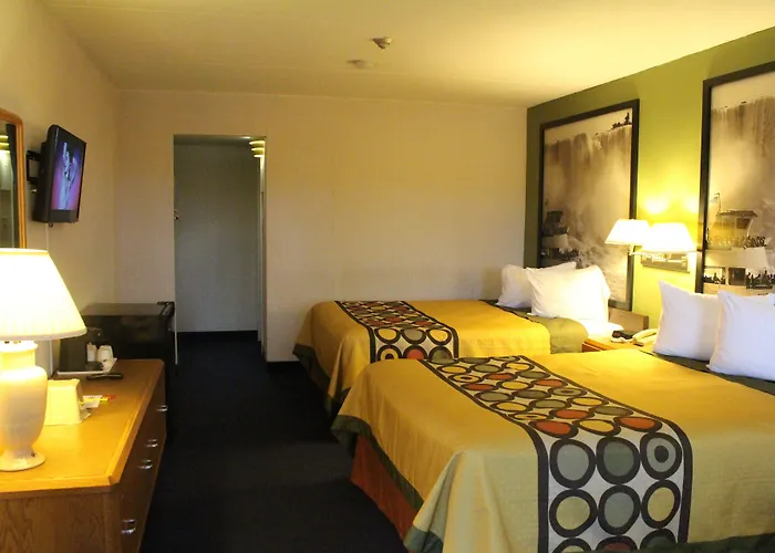 Romantic hotel: Super 8 By Wyndham Niagara Falls North