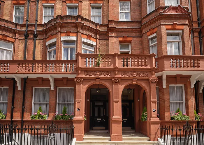 The Apartments By The Sloane Club