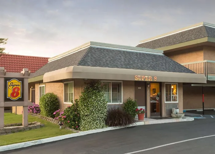 Super 8 By Wyndham Martinez