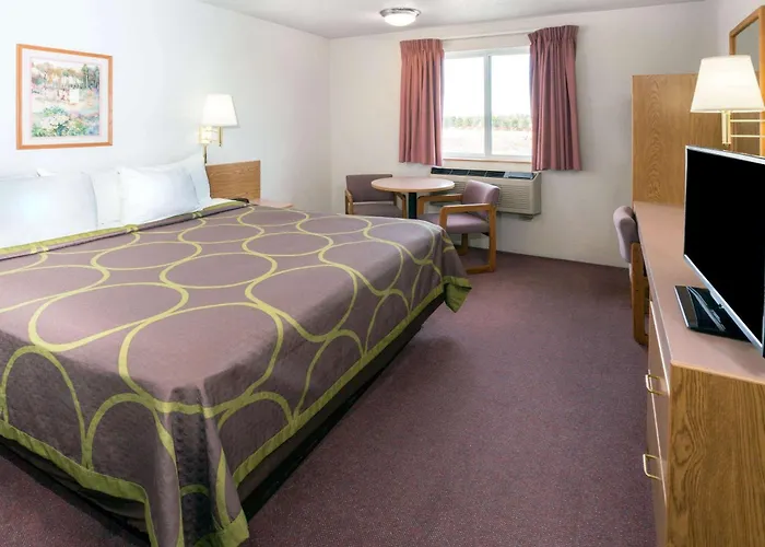 Hotels Close to Airport Super 8 By Wyndham Redmond