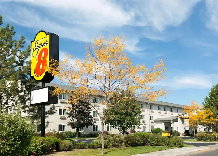Hotels Close to Airport Super 8 By Wyndham Redmond