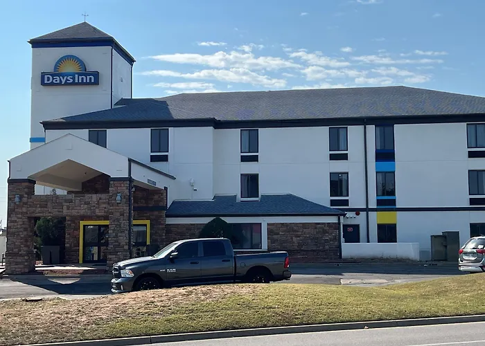 3 star hotels Days Inn By Wyndham Tulsa Central