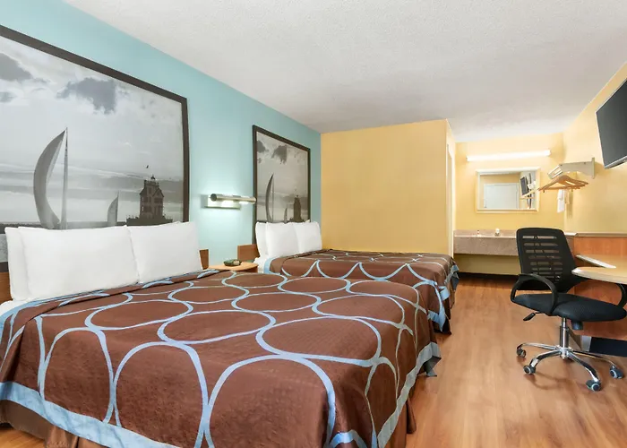 Family Hotel: Super 8 By Wyndham Findlay