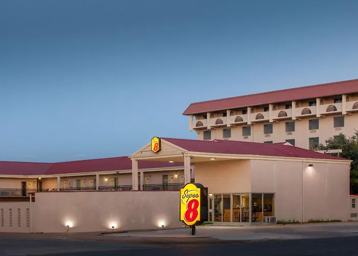 Super 8 By Wyndham Civic Center North