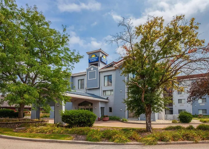 Cheap hotel: Days Inn & Suites By Wyndham Arlington Heights