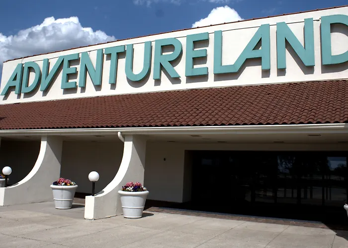 Hotel with pool: Adventureland Inn
