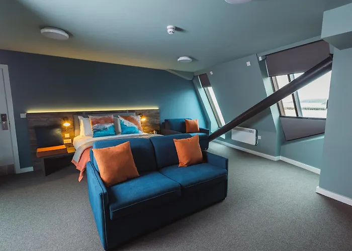 Family Hotel: The Edge