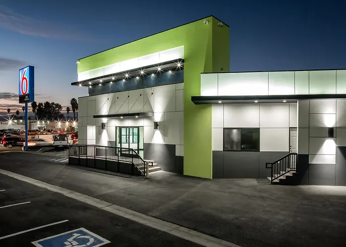 Hotel with pool: Motel 6-Canoga Park, Ca