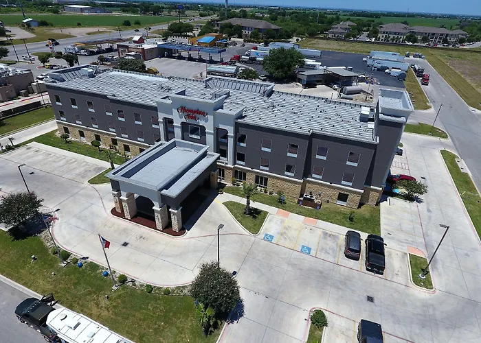 Cheap hotel: Hampton Inn Seguin