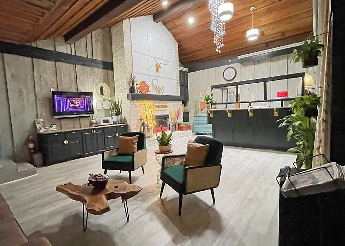 Cheap hotel: Charles Wesley Motor Lodge Downtown Broken Bow- Hochatown