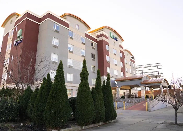 Casino hotel: Holiday Inn Express Maspeth By Ihg