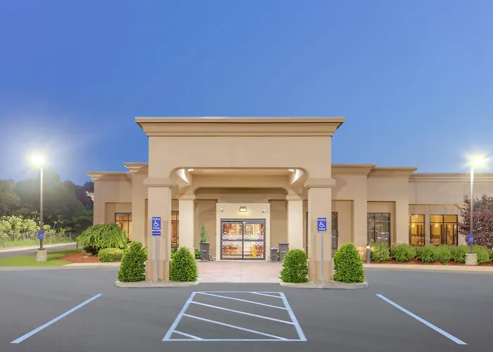 Pet Friendly hotel: Hampton Inn Auburn