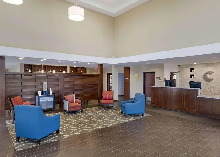 Hotel with pool: Comfort Suites & Conference Center