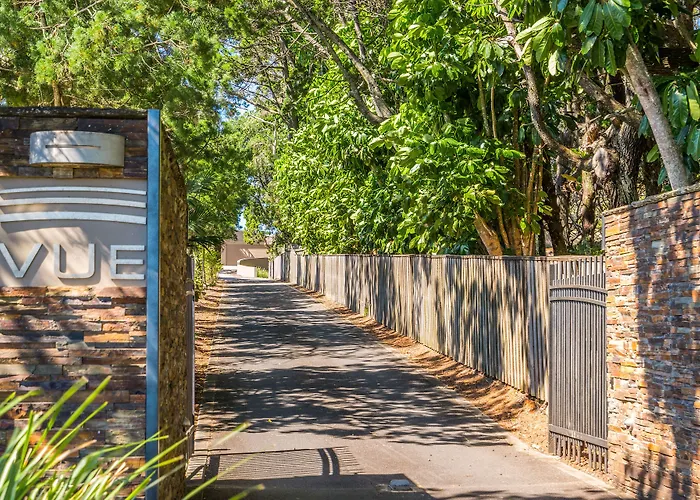 Apart hotel: The Oasis Apartments And Treetop Houses