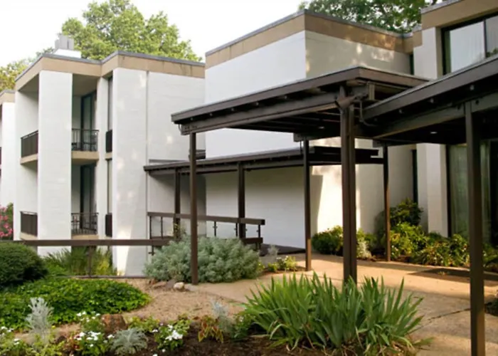 Hotel with Tennis: Griffin Hotel, An Official Colonial Williamsburg Hotel